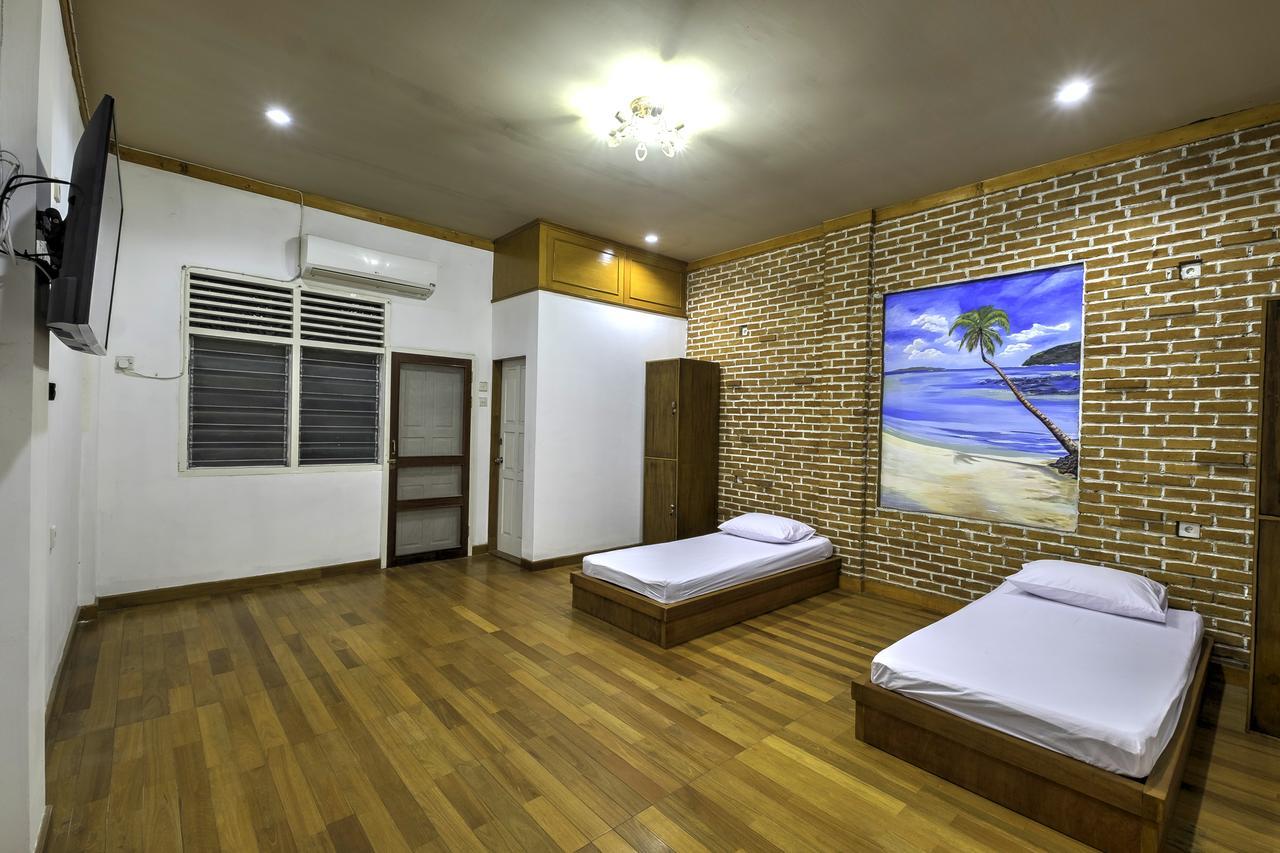 Riverside Hostel Padang Екстер'єр фото
