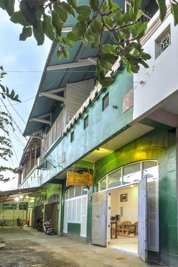 Riverside Hostel Padang Екстер'єр фото