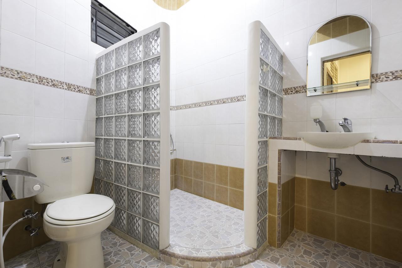 Riverside Hostel Padang Екстер'єр фото